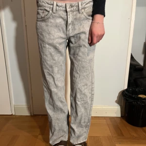 Gråa jeans - Lågmidjade gråa jeans oanvända jättebra skick från weekday