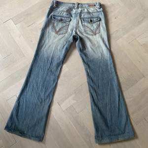 Jeans för 300+frakt, möts även upp i centrala Stockholm ❤️skriv privat för fler bilder! 