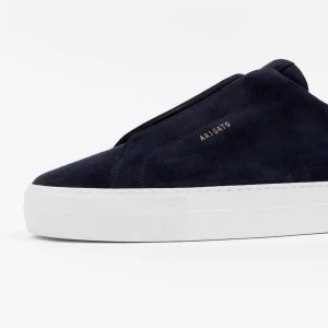 Arigatos - Ett par mörkblåa arigatos i storlek 42! 8/10 i skick och ser väldigt fräscha ut. Inga skador på skorna eller något sådant.