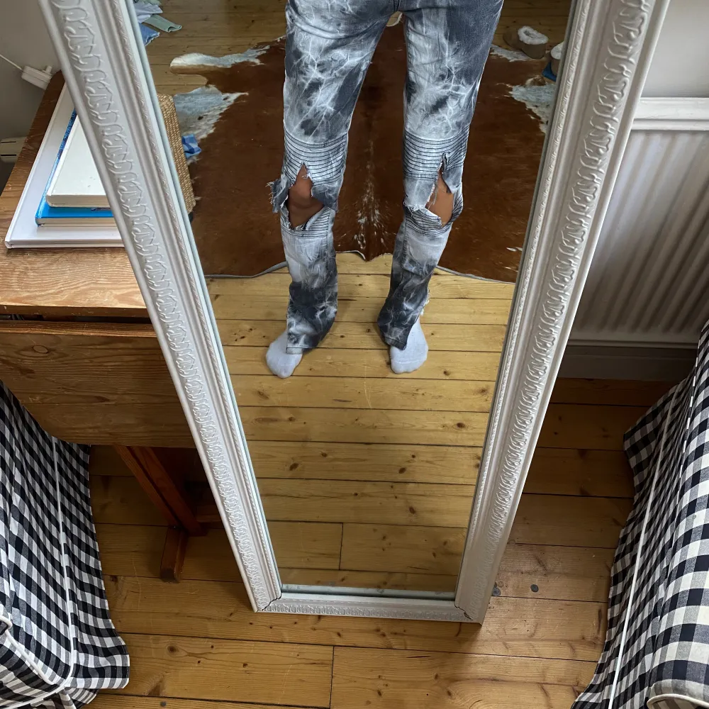 Sjukt unika jeans i olika nyanser av grå. Jeans & Byxor.