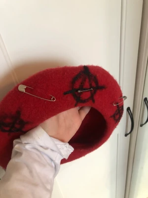 Punk basker  - Röd punk basker, riktigt snygg, använd 2 gånger.  Kommer från rökfritt hem  Ren