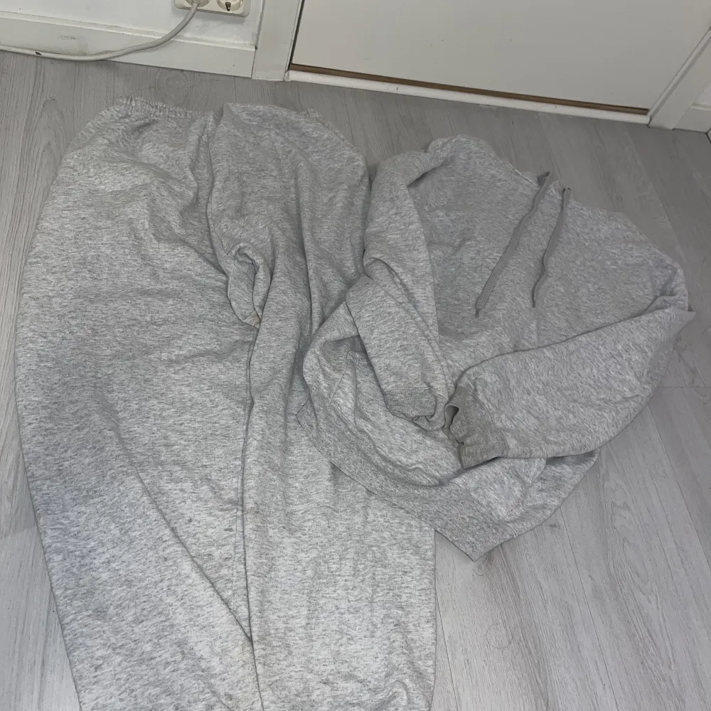 Helt ny, råka köpa 2 därför säljer jag.   Byxor - 150 Hoodie- 120. Jeans & Byxor.