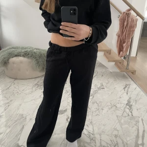 Linnebyxor - Svara linnebyxor från Zara, prislapp kvar. Fickor både fram och bak