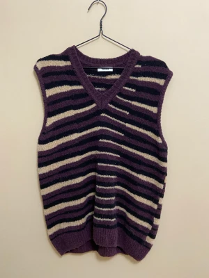 Trés bien Knit Vest - Très Bien väst Bra skick, använd endast ett fåtal gånger. Passar storlek Large Nypris 1800kr
