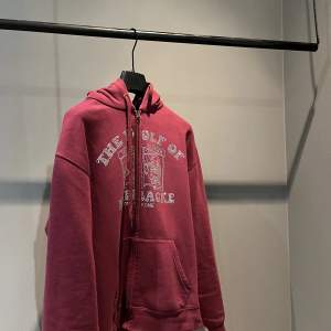 Svin snygg one of one hoodie, i färgen röd. Denna är Limited edition och kommer aldrig säljas igen.