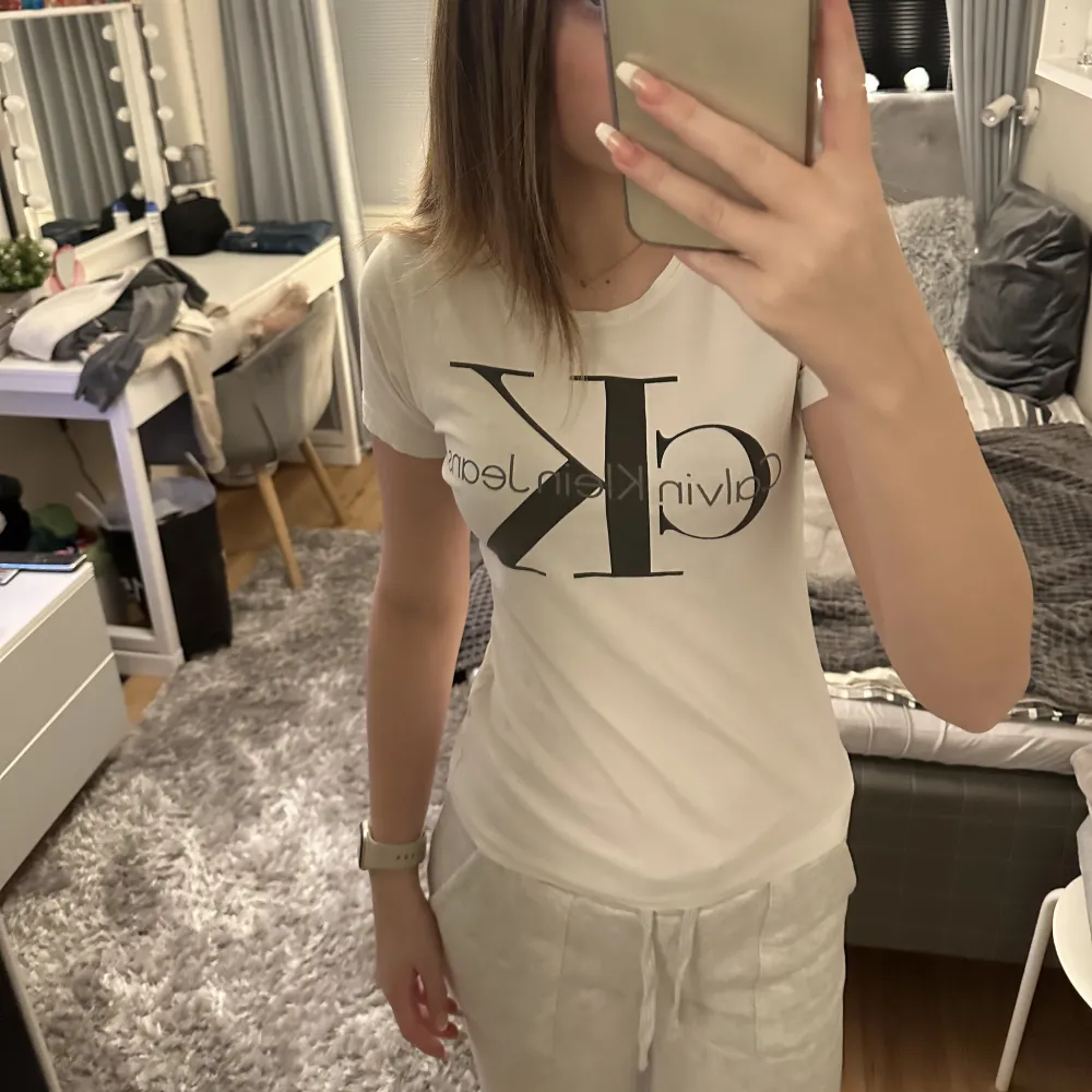 Vit äkta Calvin Klein t-shirt. Storlek L men passar även mig som är XS/S. 🤍. T-shirts.