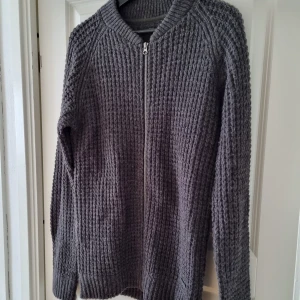 Herrtröja/cardigan - Stickad cardigan i grått storlek M.