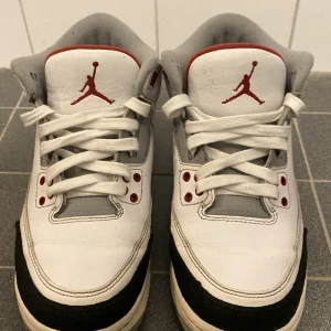 Air Jordan 3 Fire Red - (Storlek 38) Det här är ett par gamla Tvättade och fräscha jordans som jag är lite använda vill sälja dem för att dem inte används längre, för mer bilder fråga bara