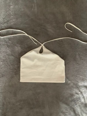 Topp Zara vit - Somrig vit knyt- topp från zara. Skönt till sommaren☀️