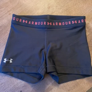 Under Armour träningsshorts xs - Ett par blyertsgrå träningsshorts compression från Under Armour xs. Använda ett fåtal gånger.