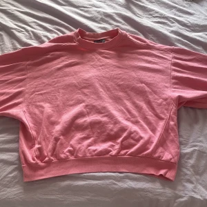 Tjocktröja - Tänkt att vara oversize men passar därav de flesta