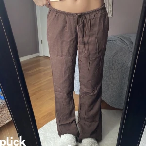 Bruna linnebyxor - Brunna linnebyxor från ginna i storlek s. Går ner till marken på mig som är 166cm lång. Frakt tillkommer. Första bildernae lånade.