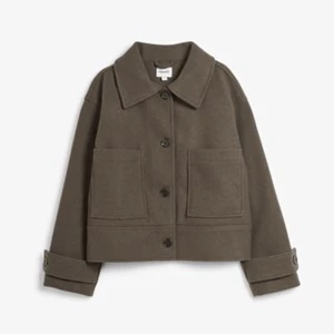 Slutsåld kappa❤️ - ❗️inget satt pris ❗️ Jättefin kappa från Kappahl helt slutsåld i storleken M💕 inget fel på jackan jag har mest tröttnat på den🫶🏼skriv för fler frågor 