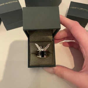Maria nilsdotter ring - Gargoyle ring från Maria nilsdotter i silver med svart Sten. Den är inte använd många gånger och den är i väldigt bra skick. Storlek 17. Nypriset ligger på 5295. Kommer inte svara på skambud! Vill inte byta mot något