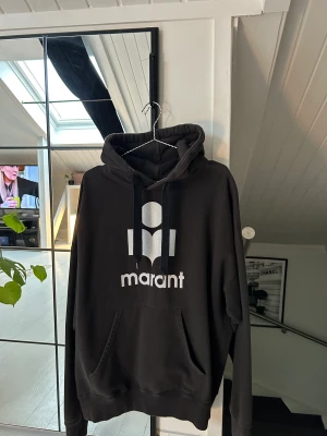 Isabel marant hoodie - Super snygg oversize marant hoodie. Köpt för längesedan och är osäker på om kvittot är kvar, men kan leta upp om de är av intresse.💓💓
