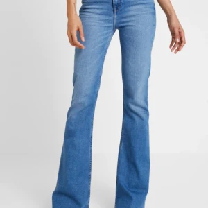Lee jeans  - Använda fåtal gånger så ser ut som nya. Har sprättat upp där nere så dom e långa på mej som är ca 160 och börjar lite under naveln så skulle säga att dom är midwaist. Storlek 23/34 men passar mej som oftast har 24/25 i byxor, dom är stretchiga 💕