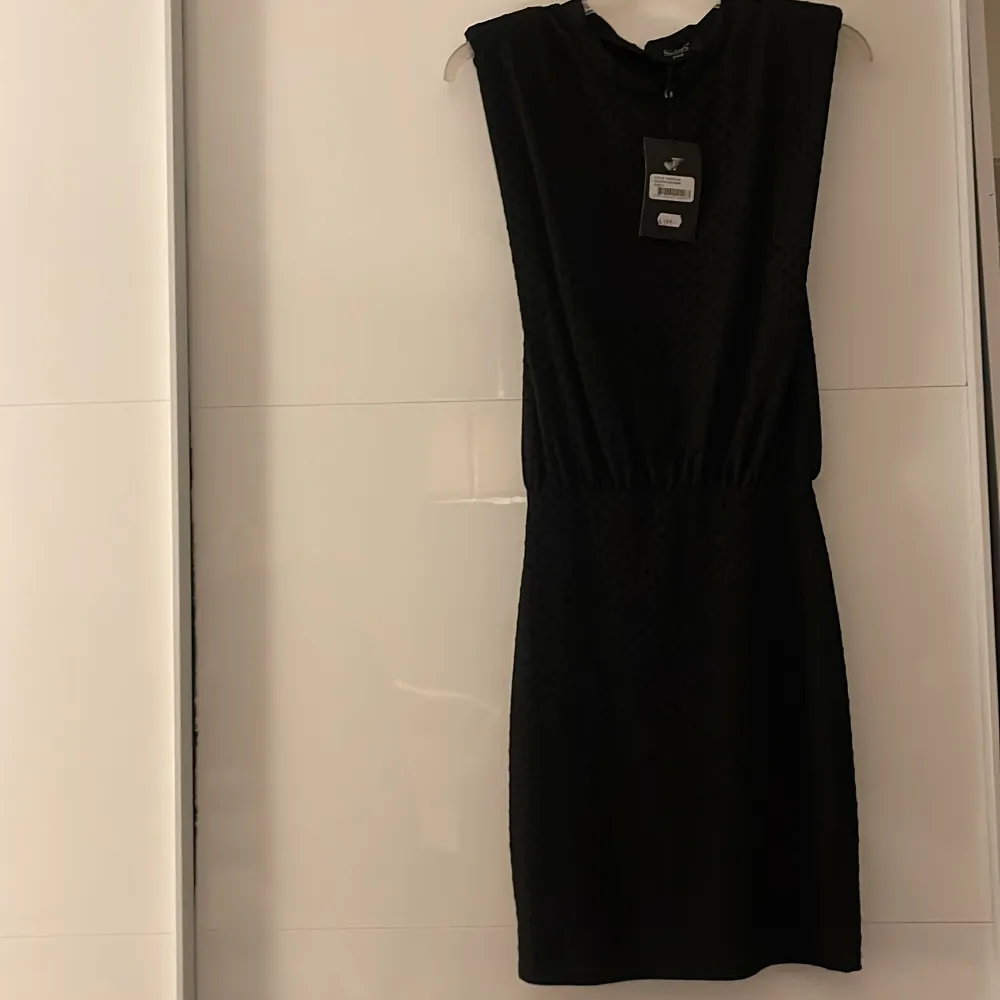 Helt ny klänning med prislapp kvar köpt för 399 kr. Klänningar.