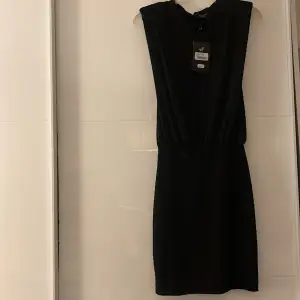 Helt ny klänning med prislapp kvar köpt för 399 kr