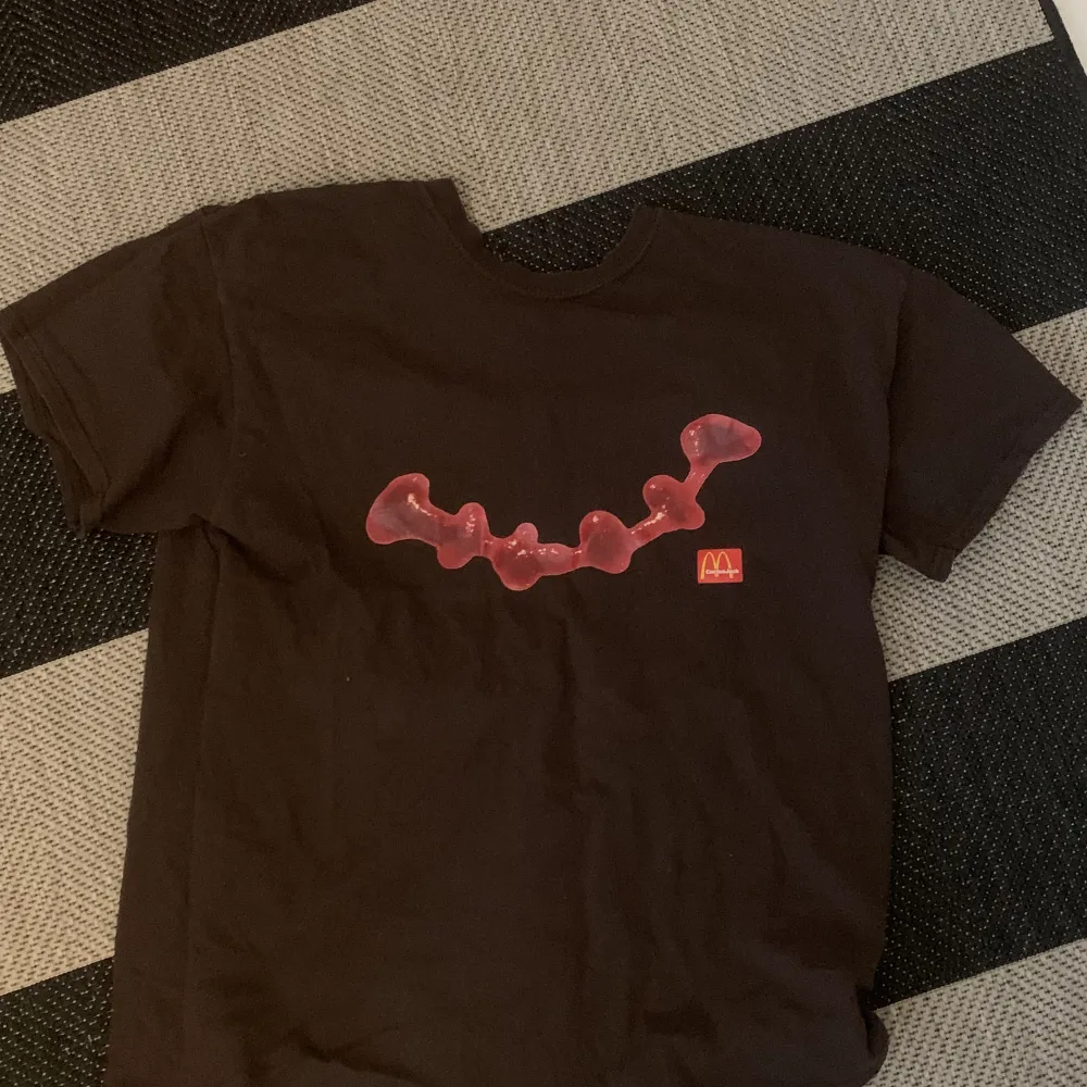 Cactus Jack Travis scott T-shirt i storlek M. Köpt på droppet och måtligt använd. Inga defekter. Pris kan diskuteras. T-shirts.