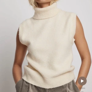 Stickad tröja - Stickad tröja med polo krage från Josefine H.R kollektion med nakd som är helt slutsåld på hemsidan! Använd en gång.