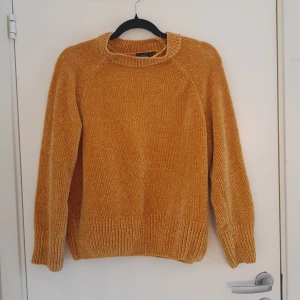 Tröja - Jätte fin tröja från kappahl i storlek M. Den är i bra skick förutom att i ena ärmen har typ en bit av garnet åkt av så den är lite mindre stretchig där💗