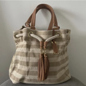 Ugg väska  - Säljer denna fina och coola väska från märket Ugg! Använd fåtal gånger och är fortfarande jättefin, hör av er för mer info och bilder💕