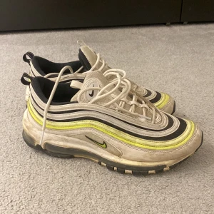 Nike air Max 97 - Nike air Max 97:or i storlek 41. Skick 8/10, tappat liten bit färg på insidan (se bild 2) i övrigt så gott som nya då jag kan tvätta de innan försäljning. Nypris är cirka 1600kr mitt pris är 300kr.