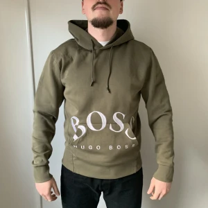 Hugo boss hoodie - En av mina favorit koftor, sitter riktigt fint med väst, bra kvalitet, ett måste inför våren/sommaren!  Priset kan alltid diskuteras!