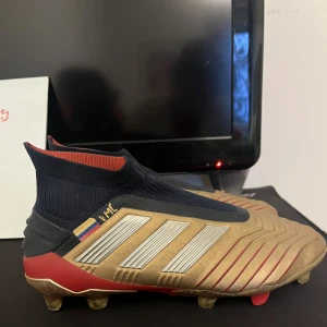 Adidas Predator  - Ett par guldiga limeted edition fotbollskor, har för mig att det är Paul Pogbas colab med adidas. Det finns initsialer på sidan som förmodligen kan pilas bort på ett eller annat sätt. Storlek 39 1/3. BOX följer med ‼️