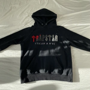 Trap star hoodie - Trap star hoodie. Fint skick inget konstigt med plaggen och inga skador. Pris på hoodie är (1000) och med byxor till (1500). Fint set först till kvarn💧