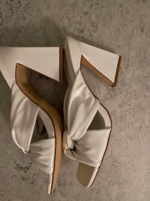 Klackskor  - Två stycken par klackskor helt nya. Första paret är för små och de andra paret klackskor är  för stora säljer pågrundet av det. Köptes de vita för ca 500 kr och de svarta 450k. säljer för 350kr per par. 