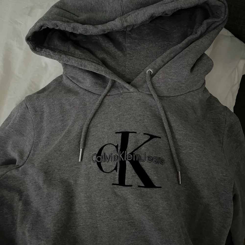 Säljer min superfina Calvin Klein hoodie i strl M i mörkgrått, jättefin och fräsch tröja som tyvärr inte kommer till användning 🤍. Hoodies.