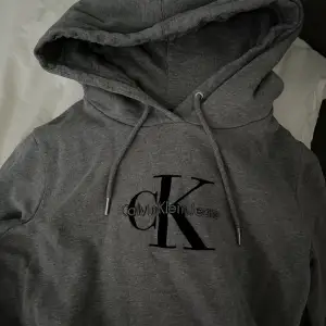 Säljer min superfina Calvin Klein hoodie i strl M i mörkgrått, jättefin och fräsch tröja som tyvärr inte kommer till användning 🤍