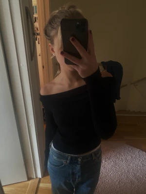 Snygg topp - Superfin ribbad off shoulder topp från Strandivarius. Endast andvänd en gång, så helt nytt skick. Hör av er om fler bilder önskas. (Nypris 200 kr) 🤍
