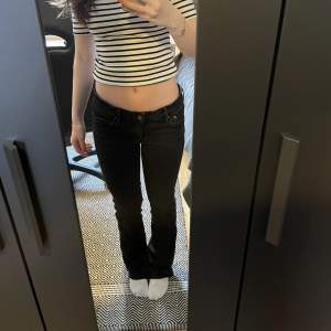 Snygga svarta jeans med lågmidja från hm, passar mig bra o längden som är 159 men är tyvärr för stor i midjan!💕