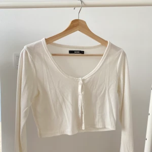 Långärmad tröja - Långärmad kofta från Bikbok. Som en magtröja, jättesnygg att ha över en tubtopp eller vanligt linne