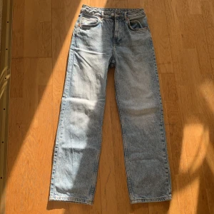 Jeans  - Hej! Jag säljer dessa blåa jeans för att jag inte passar i dom längre men dom är inte alls mycket använda💕