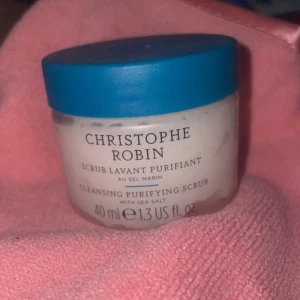 Cleansing purifying scrub  - En scrub som aldrig kommer till andväning. Råkar nudda med mitt finger när jag öppnade den annars är den inte andvänd  Det är 40 ml  Vid funderingar eller mer bilder är det bara att höra av sig💗