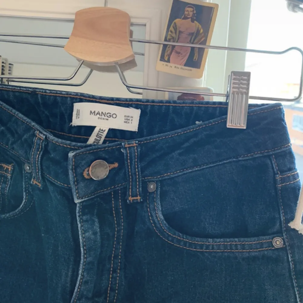 High waist wide leg blå jeans från mango som tyvärr har blivit för små för mig. . Jeans & Byxor.