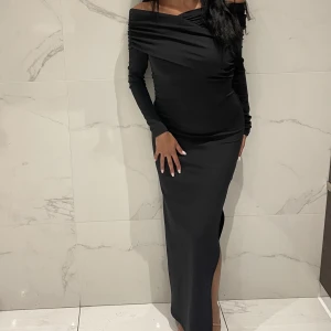 Marinblå/svart festklänning - Superfin festklänning från NA-KD. Den är marinblå men så pass mörk att den ofta ser svart ut, ibland kommer det marinblå fram. Tight stretchig modell med snygg detalj upptill! 600kr inklusive frakt. Perfekt nyskick!! Passar ca 160-165cm.