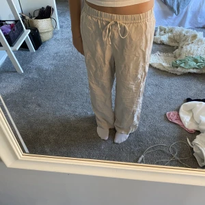 Linnebyxor - Säljer dessa jätte fina linnebyxor i beige ifrån HM, superbra skick. Alla linnebyxor tar slut till sommaren så passa på att köpa 🤍 Tryck ej på köp direkt knappen 🤍🫧