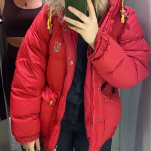 Fjällräven - Säljer min fjällräven då den aldrig används. Ganska använd och därav priset. Trasigt spänne på en av trådarna. Bild kan fås. Men annars bra skick.