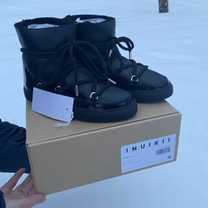 Helt nya Inuikii strl. 39 - Inuikii skor strl. 39 i färgen "night black", använda endast en gång. I nyskick. Säljes endast p.g.a fel storlek.   Nypris 2999kr. 