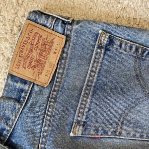 Levis jens  - Lätt slitna Levis jeans. Trådiga längst ner vid benslutet (bild 3). 