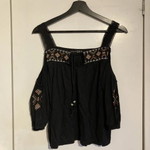 Svart linne - Svart linne med mönster 