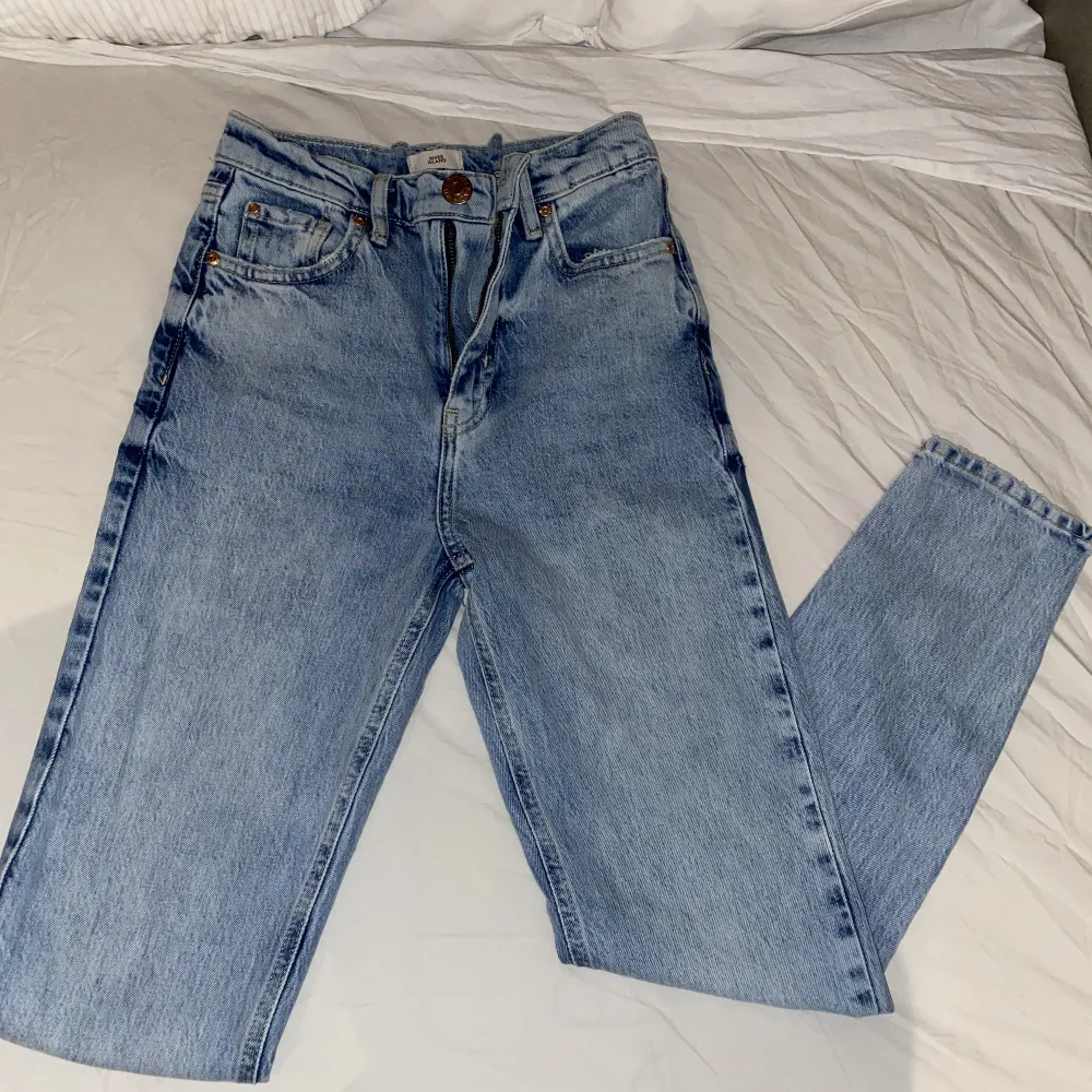 Mom jeans Storlek 34, använda fåtal gånger. Som nya. . Jeans & Byxor.