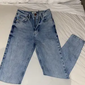 Mom jeans Storlek 34, använda fåtal gånger. Som nya. 