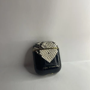 Ideal of sweden AirPods skal🖤 - Ett ideal of sweden skal i orm mönster. För vanliga AirPods. Förpackning kommer med. Köparen står för frakten🤍