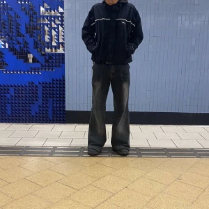 Gorpcore windbreaker stormy weather - Riktigt snygg gorpcore windbreaker perfekt till våren. Går att spänna åt och vika så de passar mellan både S,M,L. Spännet är dock lite skadat. Funkar utan större problem men därav även det billiga priset. Använd gärna köp nu! Glöm inte kolla in min profil