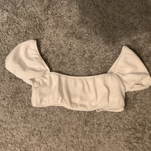 Hm linne - Ett litet linne som man kan ha till sommaren. Den är kort och täcker bara bröstet. 